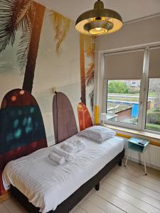 格罗宁根思迪因斯塔德酒店的一间卧室配有一张棕榈树壁画床