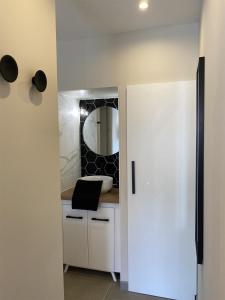 阿格德角Cap d'Agde Naturiste Port Nature 2的白色的浴室设有水槽和镜子