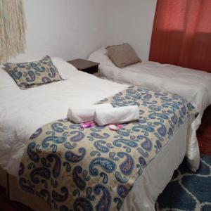 梅塞德斯La Baquiana的宿舍间的两张床,床上配有毛巾