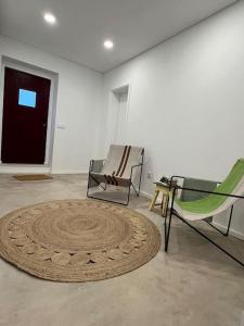 托朗Casa da Xica的客厅配有沙发、椅子和地毯