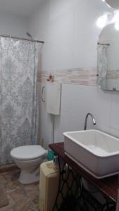梅塞德斯La Baquiana 2的浴室配有白色卫生间和盥洗盆。