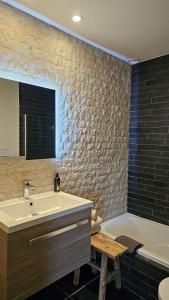 NokereLA BELLE IDEE的浴室配有盥洗盆和浴缸旁的浴缸