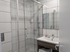 鲁昂莫朗酒店的带淋浴和盥洗盆的浴室