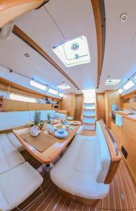 Private Sailingyacht "Guji" With Crew All Inclusive的休息区