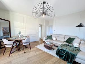 特鲁瓦Le Patio’nnement, Troyes, Centre的客厅配有沙发和桌子
