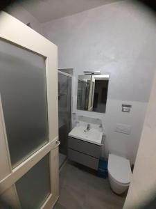 韦尔切利VERCELLI CENTRO 1的一间带卫生间、水槽和镜子的浴室