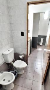 贝纳多图埃托Centro II的一间带卫生间和水槽的浴室