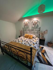 VaudherlandSpa Jacuzzi Moon White的绿色天花板的客房内的一张床位