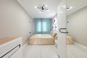 阿拉木图Two Bedroom Apartment In The Heart of Almaty的一间小卧室,配有床和玻璃墙