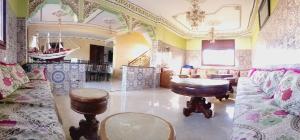依索安Villa de l'ermitage的客厅配有沙发和桌子