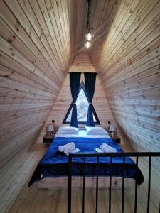 卡兹贝吉Arsha View的木制客房的一张床位,设有窗户