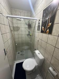 BayeuxAero-Quarto Aconchegante的一间带卫生间和淋浴的小浴室