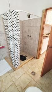 贝纳多图埃托Lavalle II的浴室配有淋浴和卫生间。