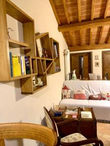 皮蒂利亚诺Da Titta的一间卧室配有一张床、一张桌子和一张椅子