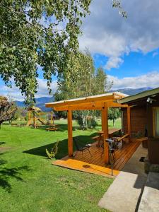埃博森La Yaya - Villa Turismo的木甲板上设有野餐桌和游乐场