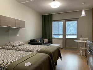 维耶鲁迈基Hyvin varusteltu yksiö 27 m² , Vierumäki Chalets 6的酒店客房,设有两张床和一张沙发