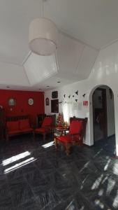 格塞尔镇Las Grullas的客厅配有红色家具和圣诞树