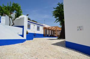 埃尔瓦斯Casa do Forte Elvas的拥有蓝白墙和树木的房子