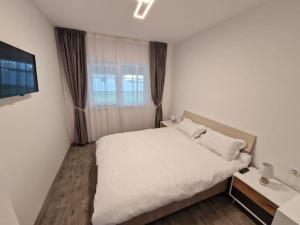 阿拉德Home in Residential Neighborhood的卧室配有白色的床和窗户。