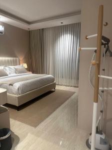利雅德Three Bedroom furnished apartment in north Riyadh的一间带大床的卧室和一间带