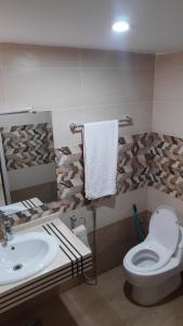 伊斯兰堡RADIANT GUEST HOuSE 2的浴室配有白色卫生间和盥洗盆。