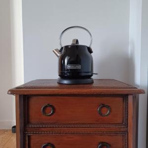 坎佩尔Le Banellou的木桌边的黑茶壶