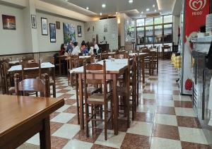拉科鲁尼亚Casa Canosa的餐厅设有木桌,客人坐在桌子旁