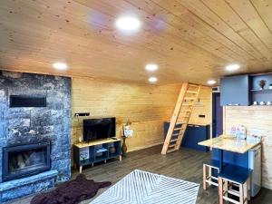 卡特佩Kartepe Vista Bungalov的客厅设有壁炉和木制天花板。