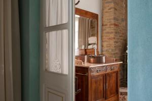 希尼奥Tenuta Bricchi的厨房配有水槽和镜子