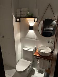阿廷斯Essência de Atins的一间带卫生间和镜子的小浴室