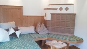罗孚尔Ferienhaus Brennerbauer的客房设有带枕头和桌子的长凳。