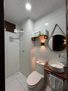 阿廷斯Essência de Atins的一间带卫生间、水槽和镜子的浴室