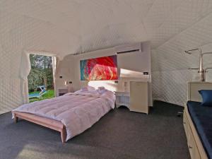 伊特里Glamping Domes San Martino的帐篷内一间卧室,配有一张大床