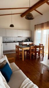 萨尔雷Kaia Beach House Boa Vista Front Sea View Apartments的厨房以及带桌椅的起居室。