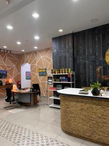 雪邦S8 Boutique Hotel near KLIA 1 & KLIA 2的一个带柜台和桌椅的商店大堂