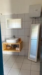 萨尔雷Kaia Beach House Boa Vista Front Sea View Apartments的一间带水槽和镜子的浴室