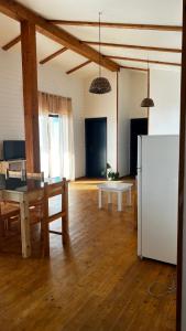 萨尔雷Kaia Beach House Boa Vista Front Sea View Apartments的客厅配有桌子和冰箱