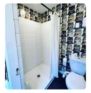 阿森斯Nomehaus shipping container studio residential neighborhood ATHENS的浴室配有淋浴和带浴帘的卫生间。