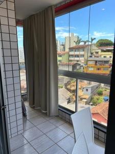 瓜拉派瑞Apartamento de 3 quartos na Praia da Fonte Guarapari的客房设有两把白色椅子和大窗户