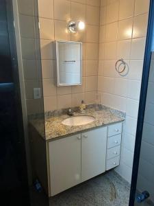 Apartamento de 3 quartos na Praia da Fonte Guarapari的一间浴室