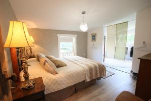 YorkOyster Shell Cottage的一间卧室配有一张床和一张桌子上的台灯