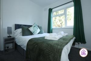 巴斯Highfield House, Great Location, Free Parking的一间卧室配有带毛巾的床