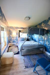 YorkOyster Shell Cottage的一间卧室配有双层床