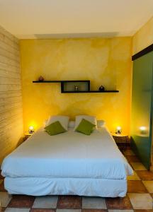 卡布列斯埃塔普普罗文卡勒酒店的卧室配有白色床和黄色墙