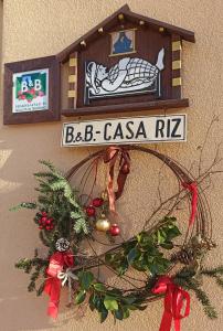 菲耶梅堡里兹住宿加早餐旅馆的墙上有标牌的圣诞花环