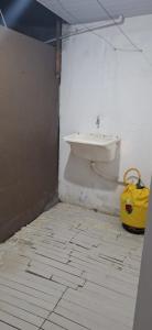 伊达贾伊Descanse e aconchego的一间带卫生间和黄色桶的浴室