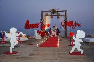 拉瑞LARA BOUTIQUE HOTEL Antalya的海滩上婚礼的入口,带有爱情标志