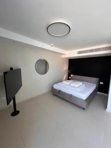 埃拉特סויטה מול הים סיסייד的一间卧室配有一张大床和镜子