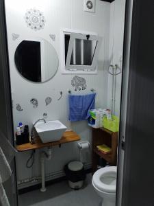 马尔多纳多FOGON Y MATES的一间带水槽和卫生间的浴室