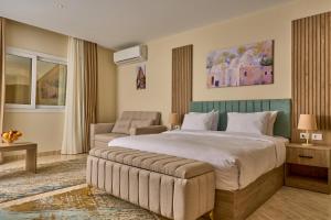 开罗Soul Pyramids View的酒店客房设有一张大床和一张沙发。